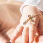 collier en croix pour un baptême