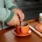 Rokami collectif seniors et enfants jouant ensemble en ludothèque